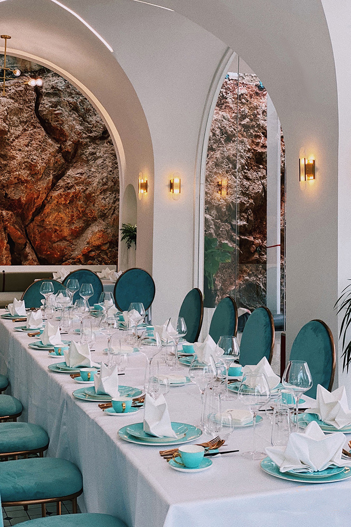 ¶ȻҳΪռ䱳 The exposed natural red rock becomes the background of the restaurant ...