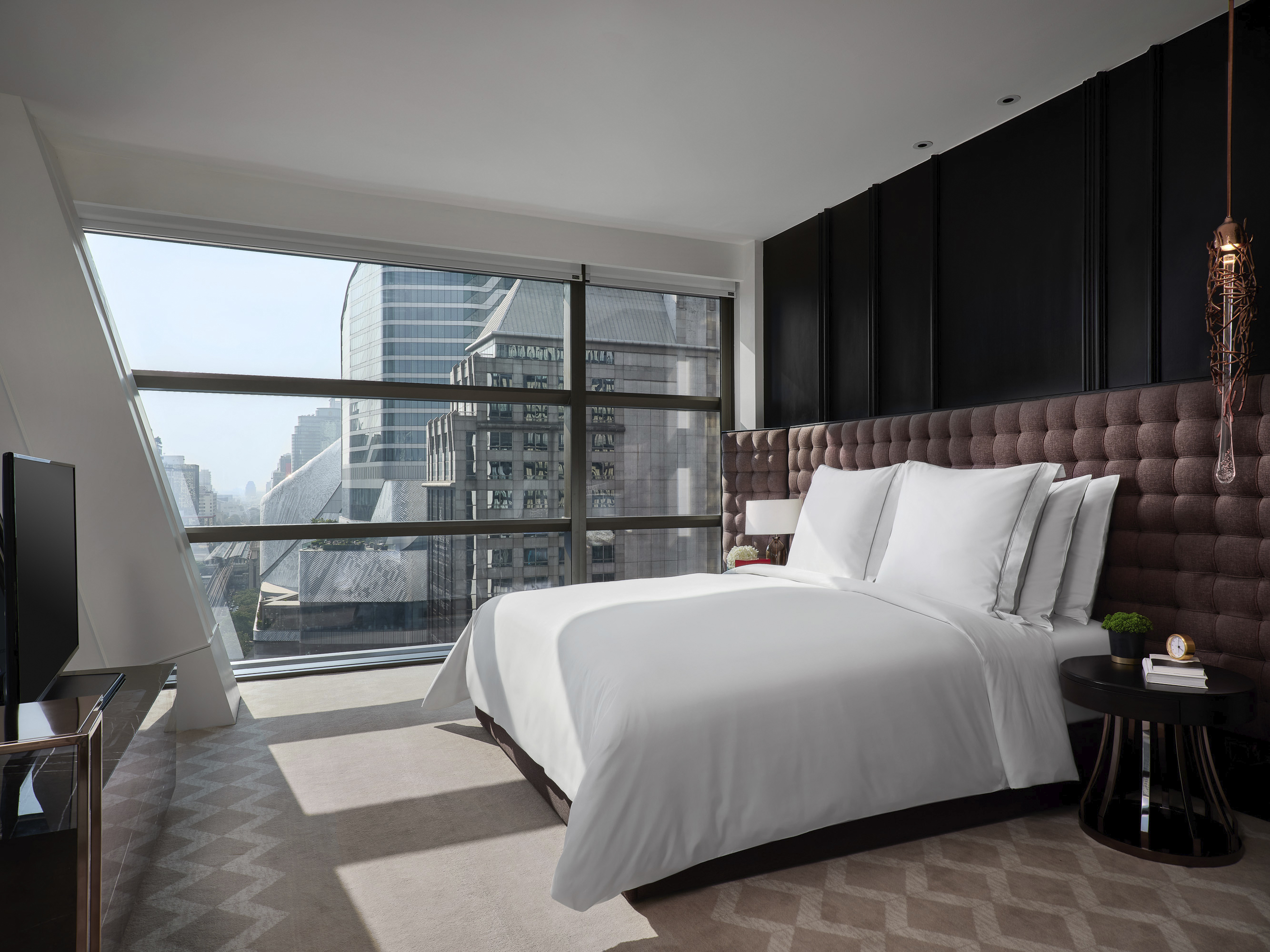2186_1_000_N201_RWBKK_Manor Suite King_Bedroom.jpg