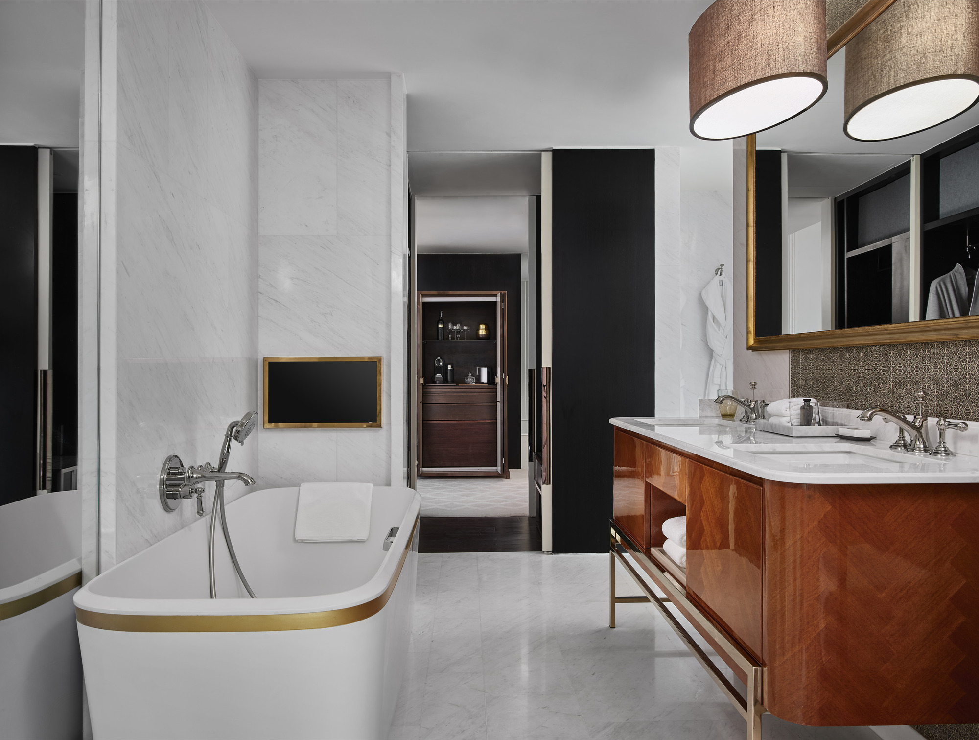 2186_1_000_N202_RWBKK_Manor Suite King_Bathroom 1.jpg