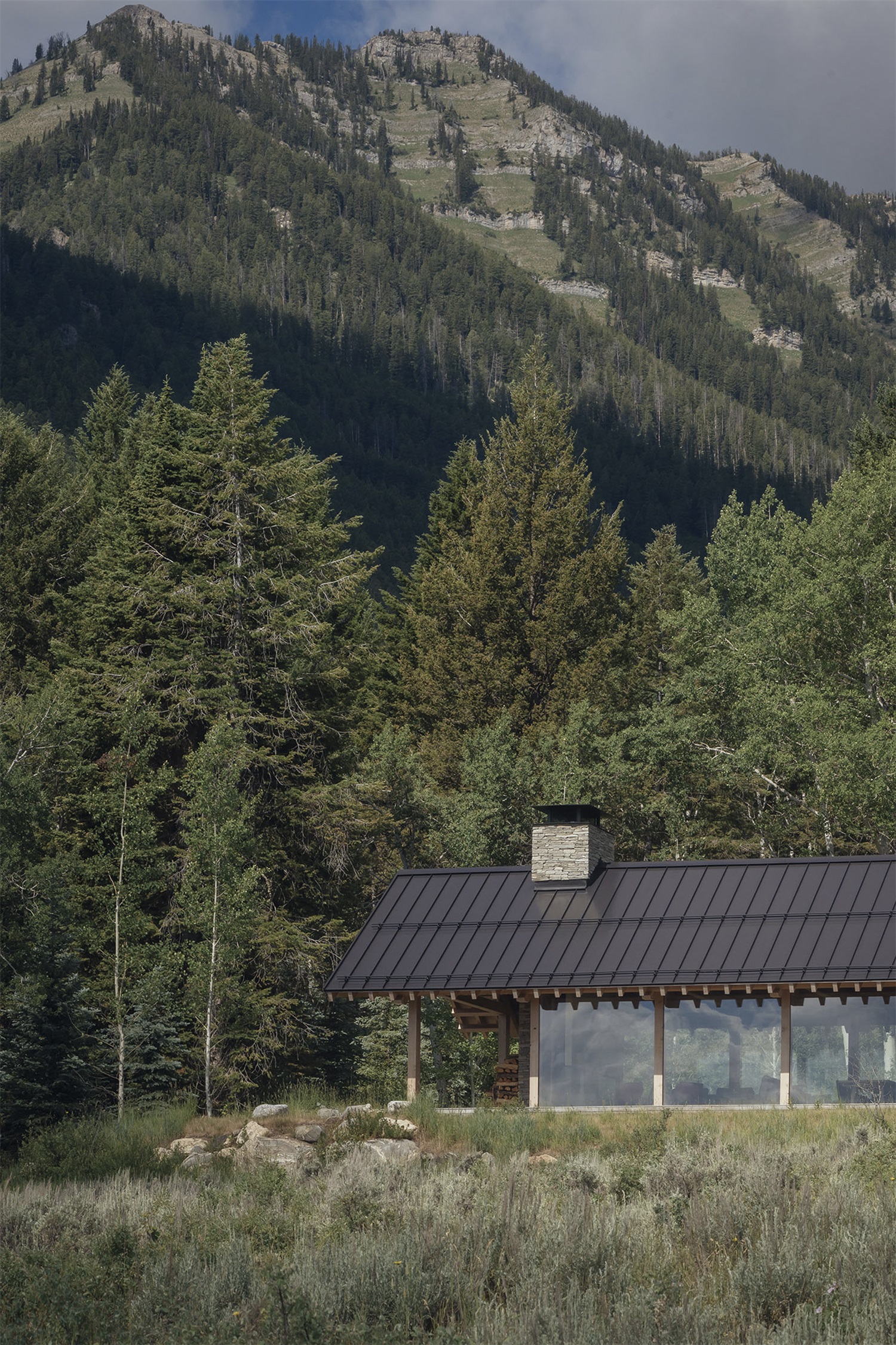 Snake-River-Cabin-by-Mclean-Quinlan-02.jpg