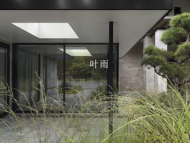 ˽��סլ ​�ڷ�����լ���ˣ�׼��ȥ����ɢɢ�ġ�