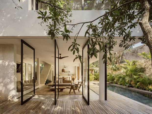 CO-LAB Design | 海滩棕榈林中的优雅度假屋