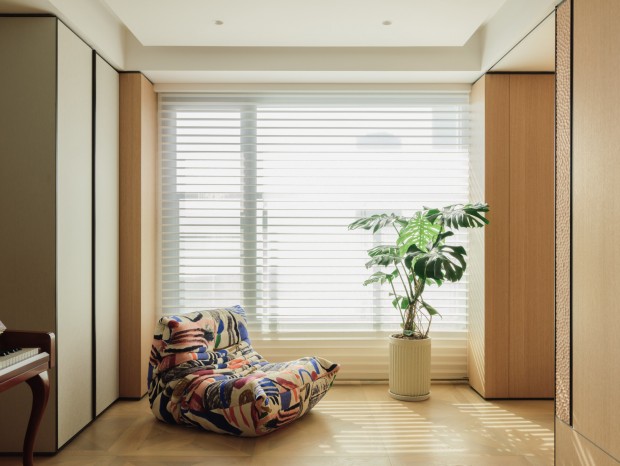 Royana ���ڣ��ø�320�O��ƽ�㣬���׶�����