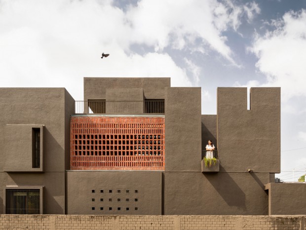 Studio NirbaadhحH-House