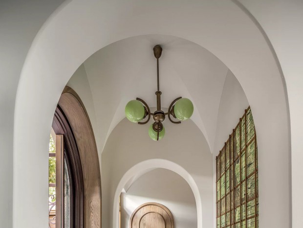 �����Ļ����ں�����ײ